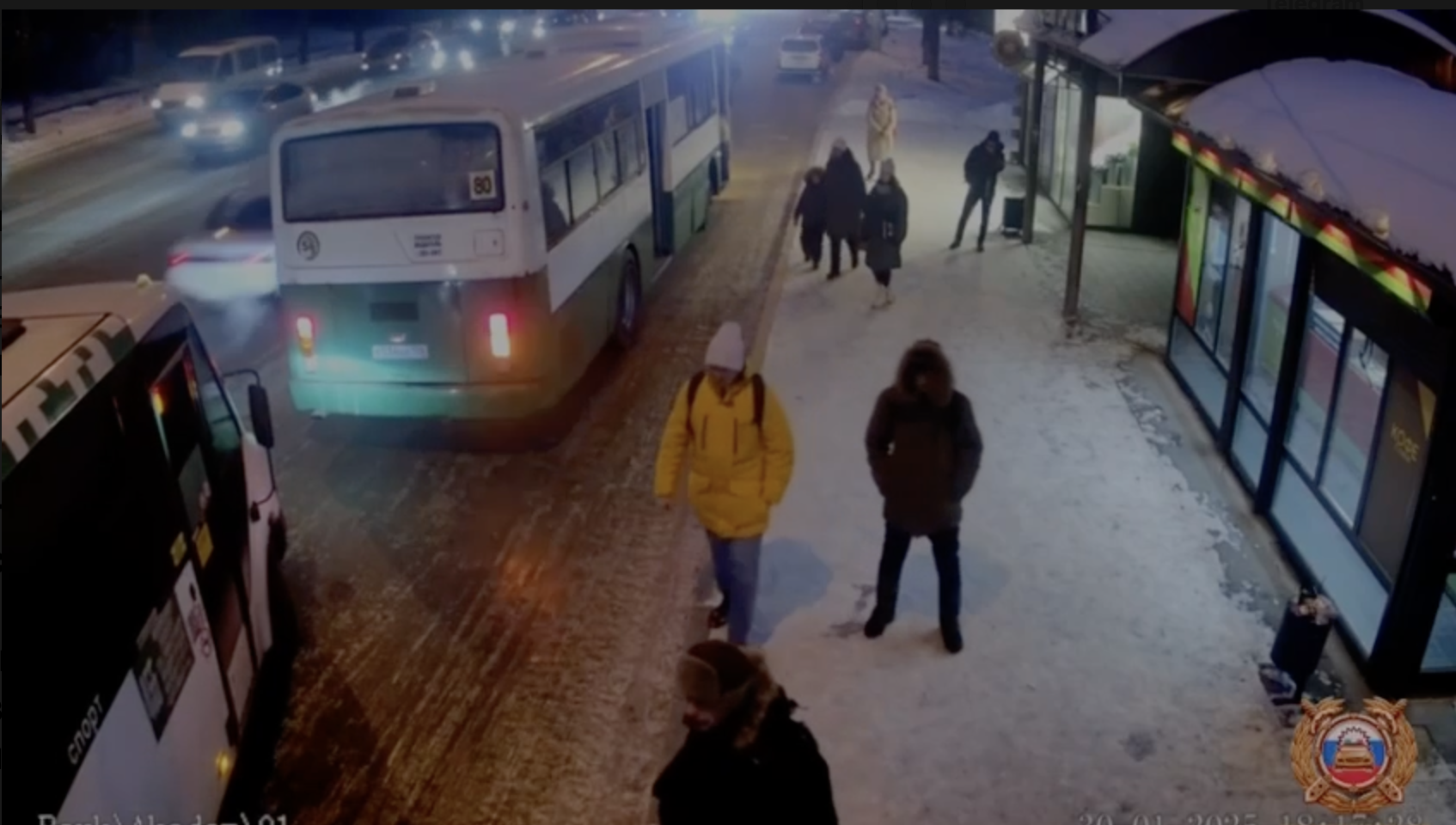 Пассажирский автобус наехал на женщину с ребенком на остановке (видео)