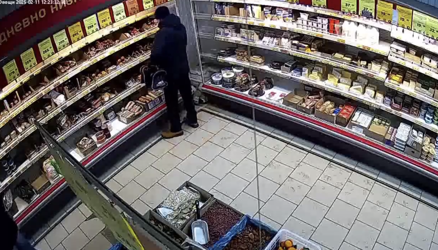 Мужчина украл 11 палок колбасы и попался, когда вернулся за второй порцией в Черемхово