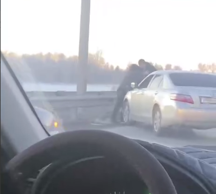 Два водителя устроили драку прямо на проезжей части в Иркутске (видео)