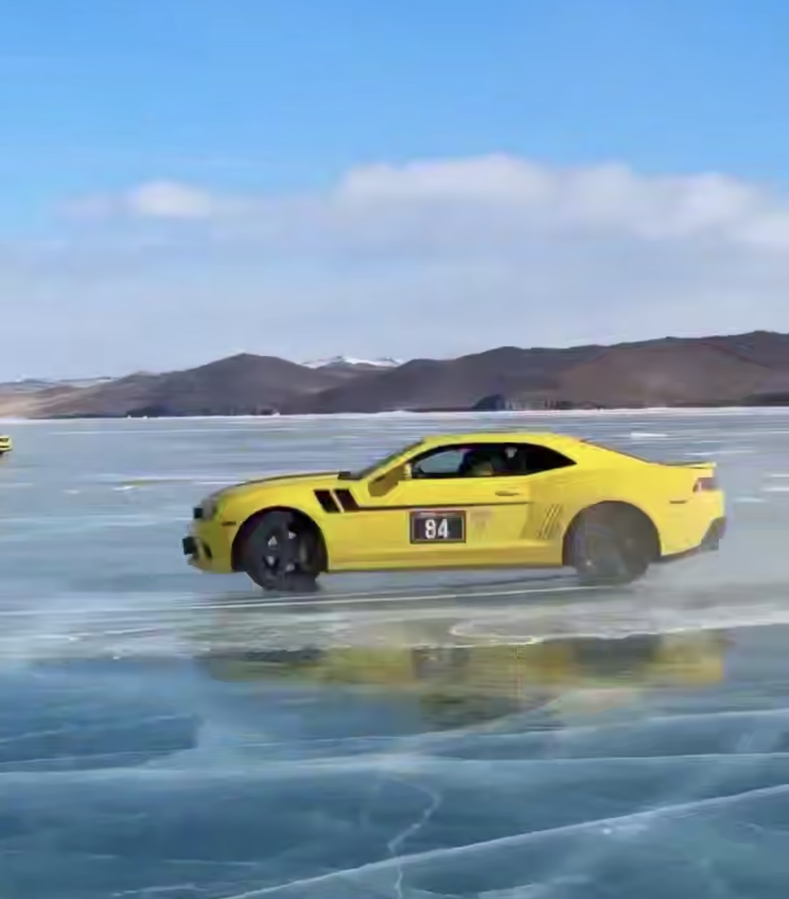 Дрифт на спорткарах устроили на льду Байкала (видео)