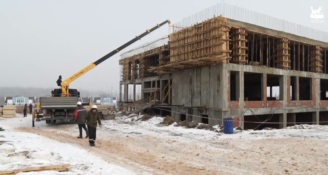 Стекачев и Болотов проверили строительство школы в м-не Союз