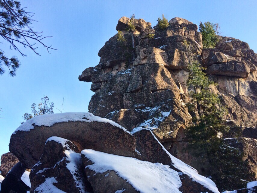 На Витязе парень сорвался с 30-метрового скальника