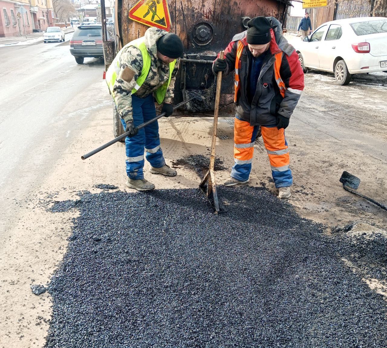 Деформации на дорогах устраняют литым асфальтом в Иркутске