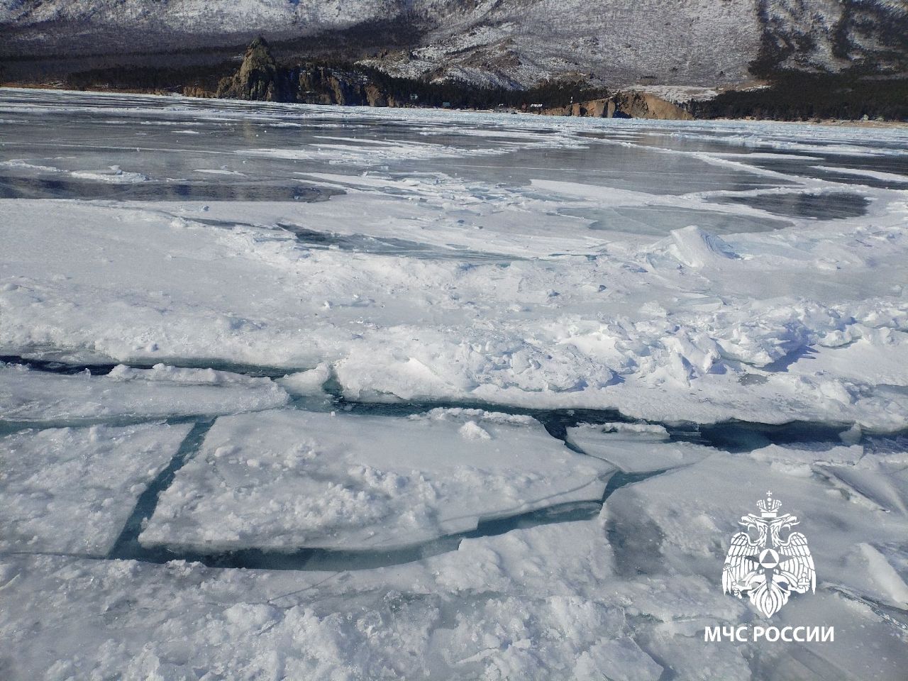 Трещины и разрывы льда появились в районе Листвянки и Большого Голоустного на Байкале