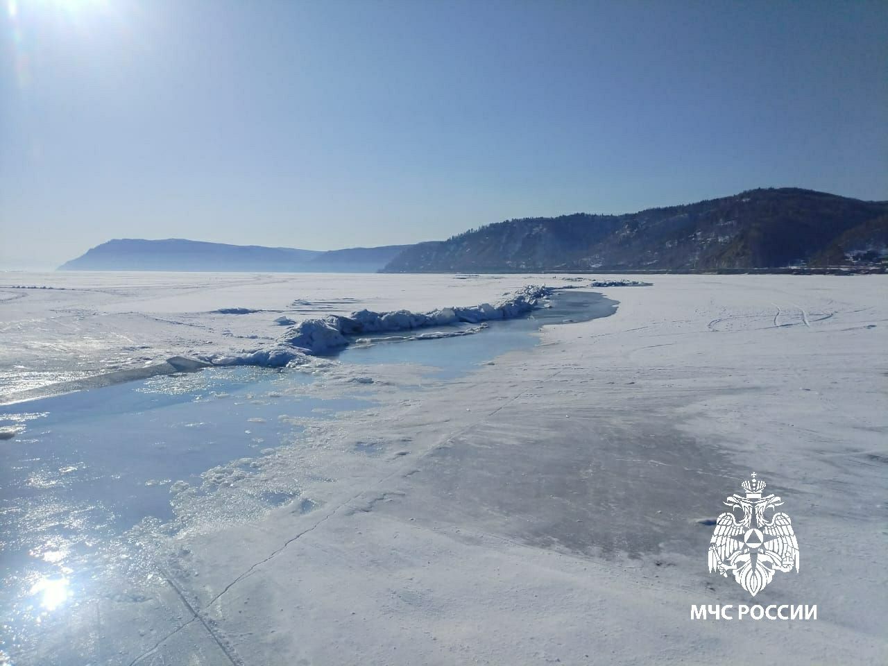 О многочисленных разломах и трещинах на Байкале предупреждает МЧС