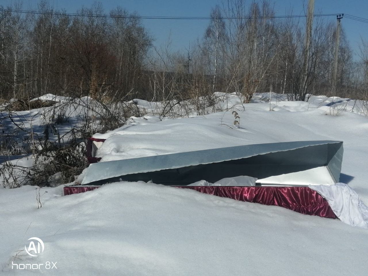 В Топкинском под растаявшими сугробами обнаружили гробы