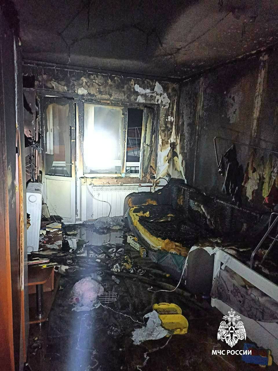 Мужчина спас из горящей квартиры двоих детей