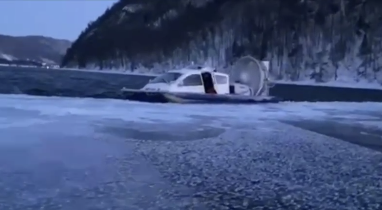 Судно на воздушной подушке застряло в шуге на Байкале