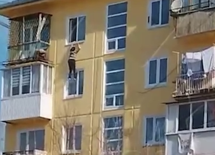 Женщина выпала с пятого этажа в Ангарске