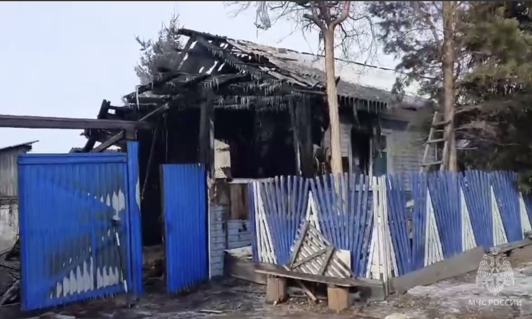 Дом сгорел из-за сорвавшегося шланга газового баллона в Заларях