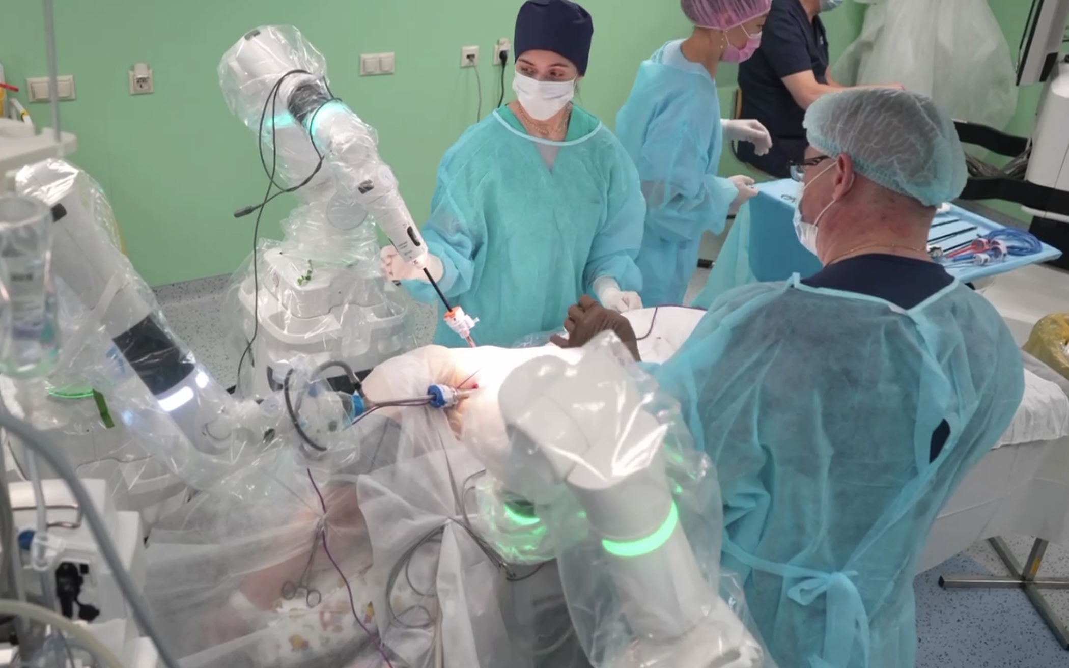 Подростка с ножевым ранением в груди спали иркутские хирурги