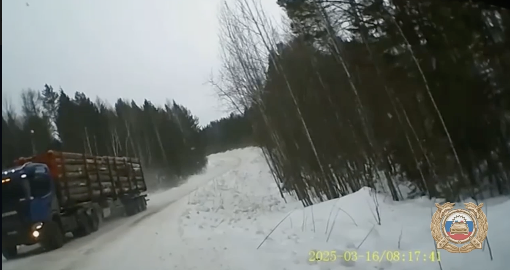Лесовоз перевернулся на инормарку на трассе в Нижнеилимском районе