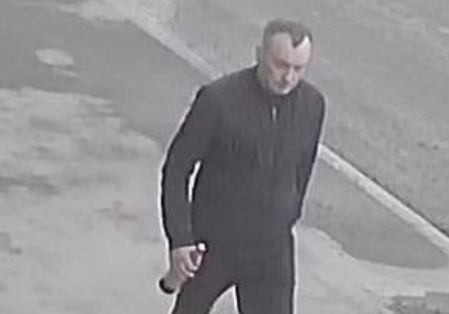 Мужину, ударившего девочку бутылкой по лицу, разыскивает полиция