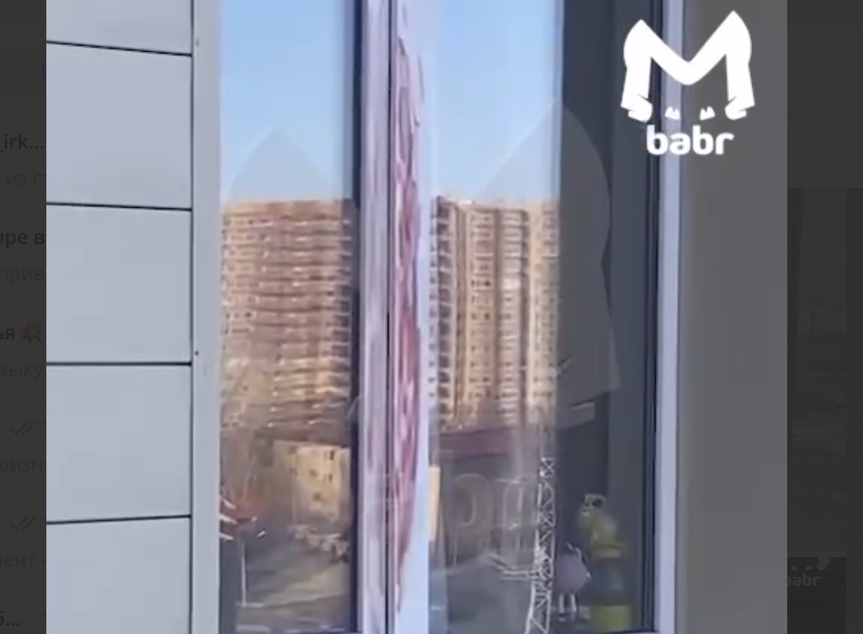 Мужчина выпал из окна многоквартирного дома на улице Безбокова в Иркутске