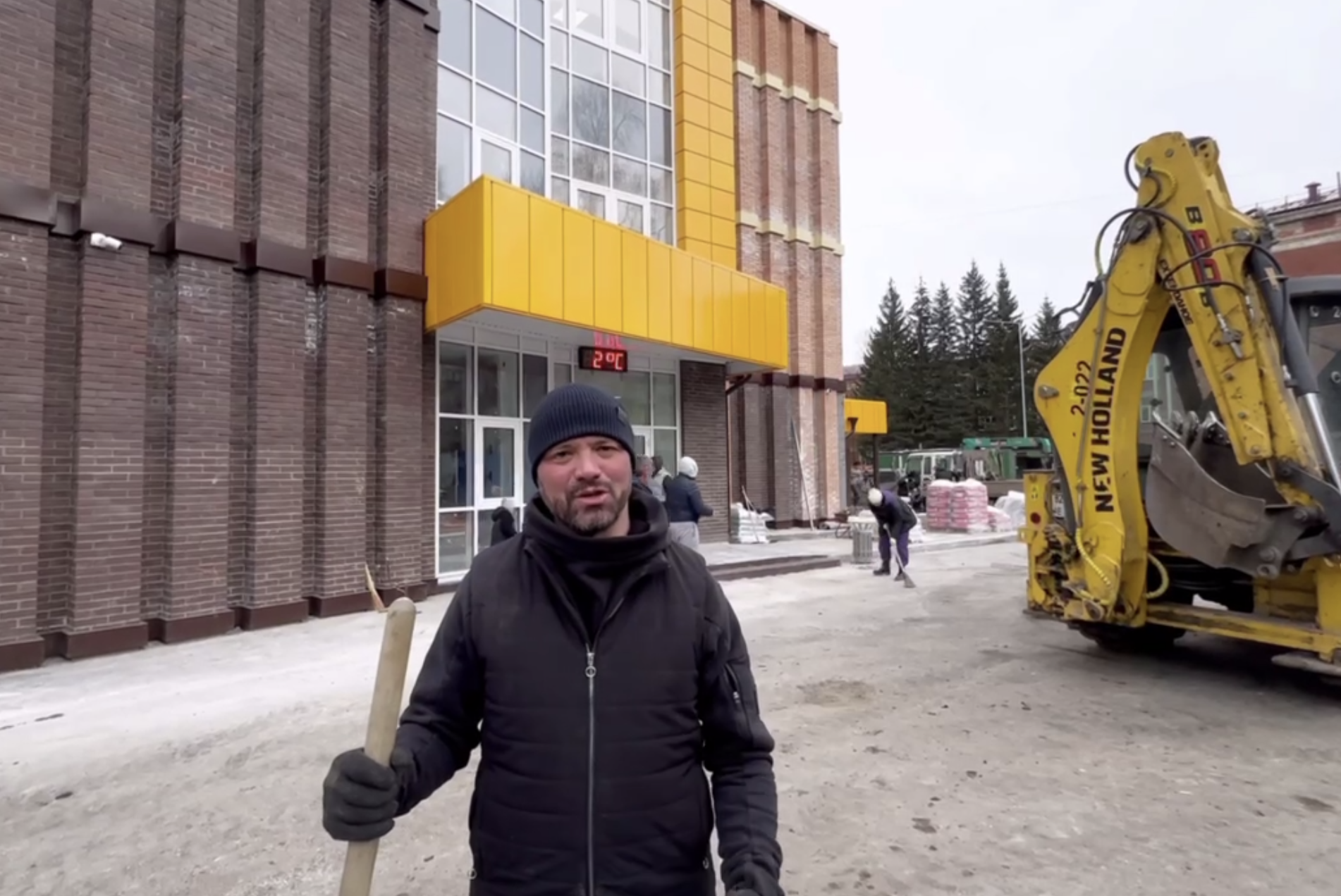 УКС Иркутска провел субботник в школе №75, которая готовится в сдаче