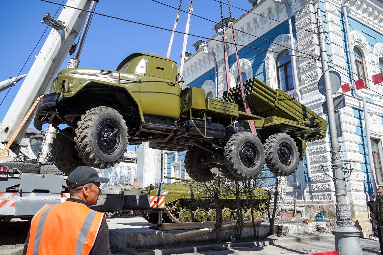 Военную технику вернули к иркутскому Дому офицеров после реставрации
