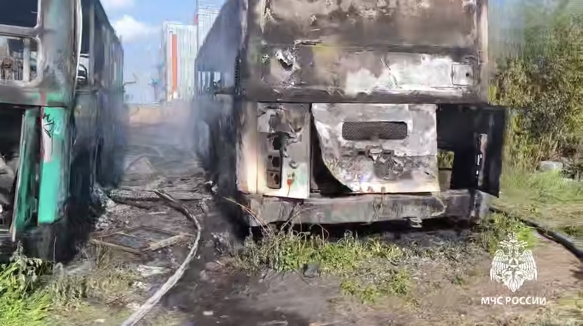 Два автобуса сгорели в Октябрьском районе Иркутска