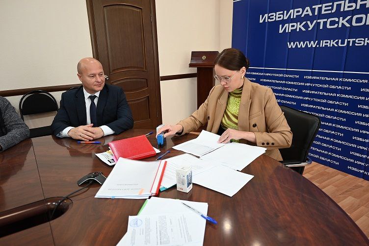 Еще два кандидата подали документы в избирком для участия в губернаторских выборах
