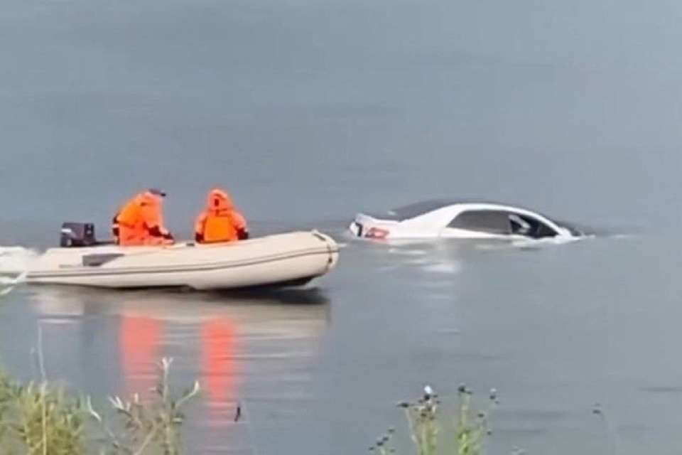 Машину с трупом внутри обнаружили в реке в Ангарске