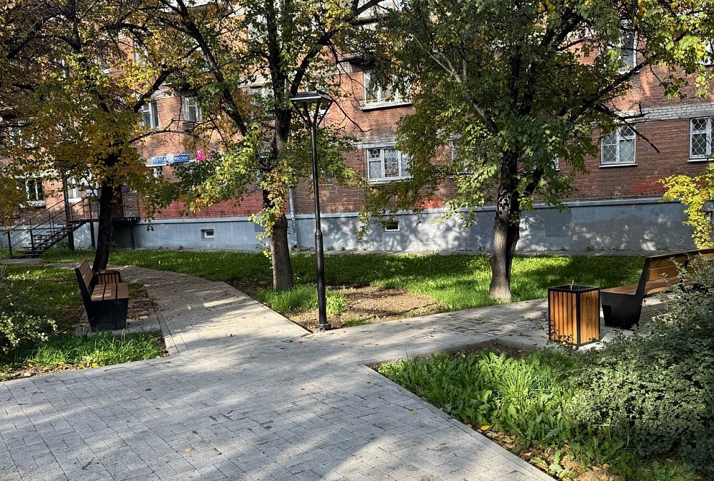 В округе депутата Сафронова обустроили променад с качелями