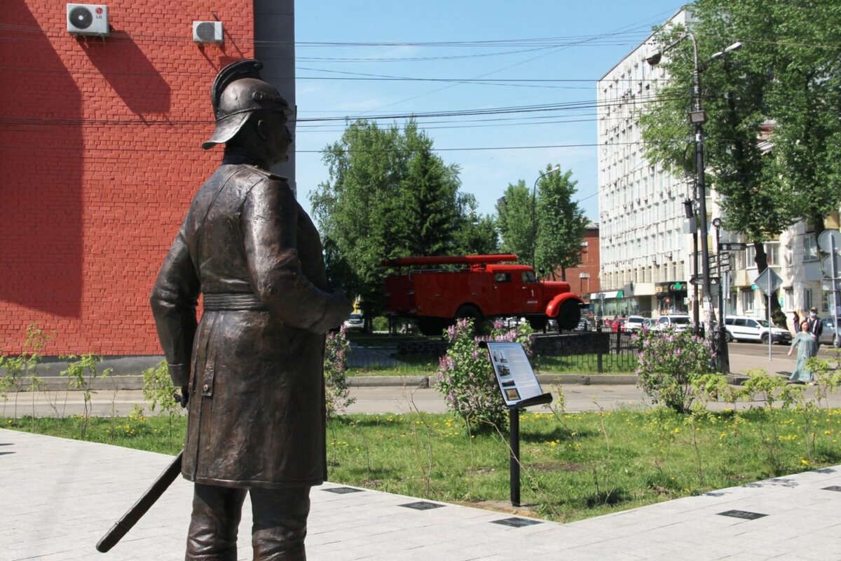 Жители Кыргызстана пьяными опрокинули памятник на сквере пожарным и спасателям МЧС в Иркутске