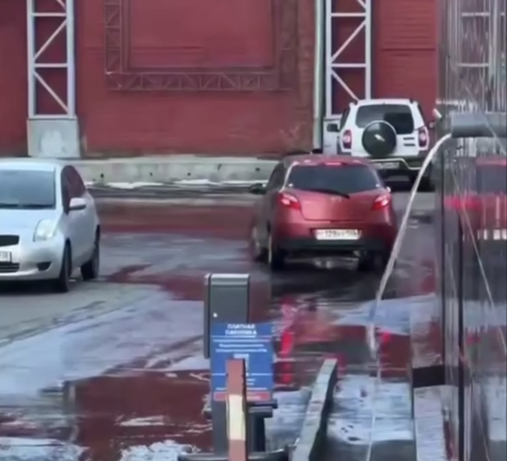 В МТЦ «Новый» вода бежит прямо из стены на тротуар
