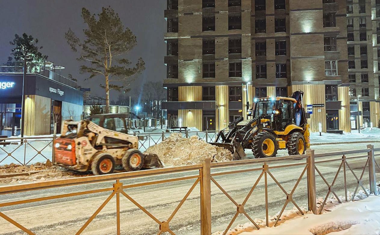 Дорожные службы Иркутска вывозят снег с магистралей города