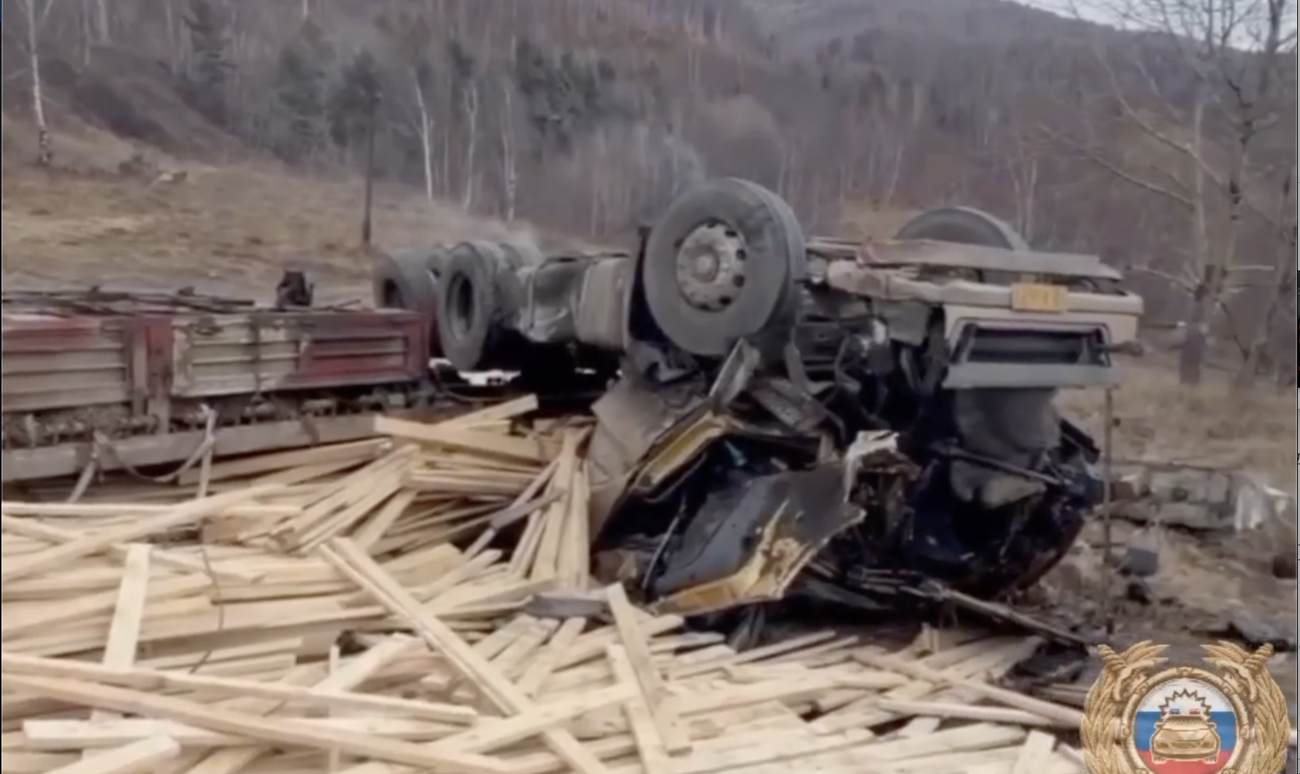 фура перевернулась