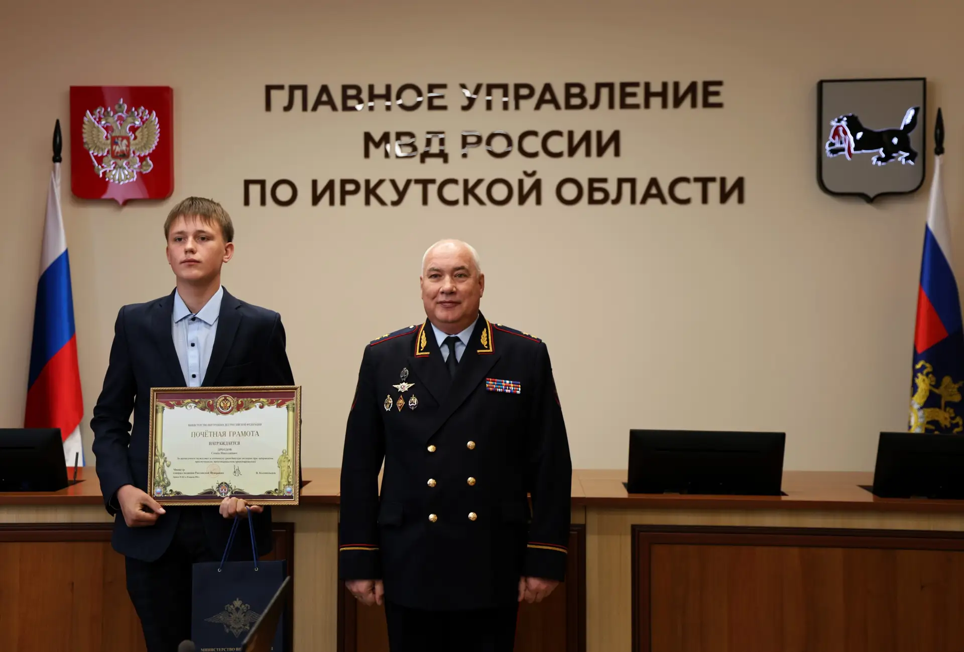 Иркутский подросток раскрыл преступление, задержал преступника и передал его полиции