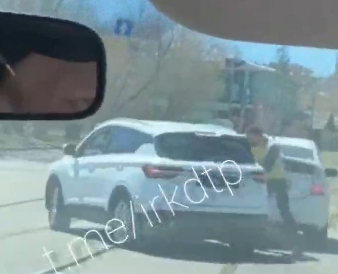 Водители подрались прямо на проезжей части возле ж/д вокзала в Иркутске