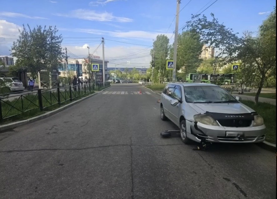 Двух школьниц на самокате сбила машина в Иркутске