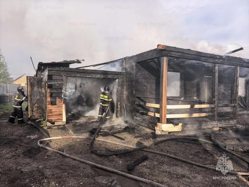 Очевидцы спасли семью на пожаре в селе Хомутово