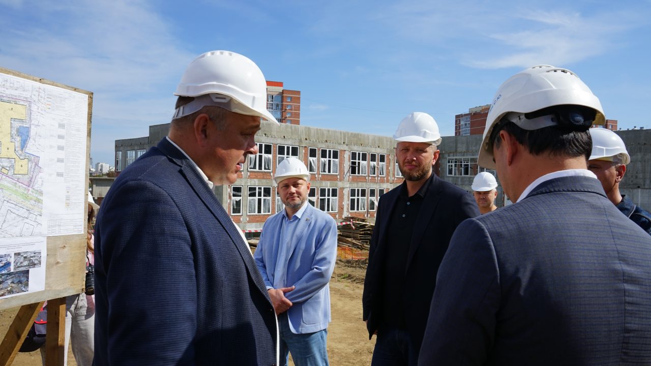 Спикер Думы Стекачев: 1 сентября 2028 года школа в м-не «Союз» откроет двери для учеников (фоторепортаж)