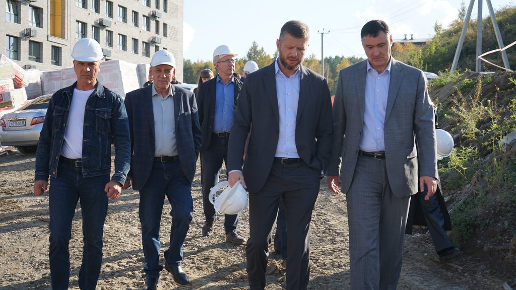 Спикер Думы и мэр Иркутска посетили стройплощадку школы в м-не Союз (фоторепортаж)