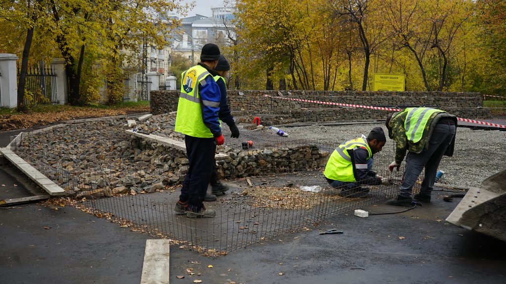 Благоустройство парка Парижской коммуны проверили мэр и спикер Думы Иркутска (фоторепортаж)