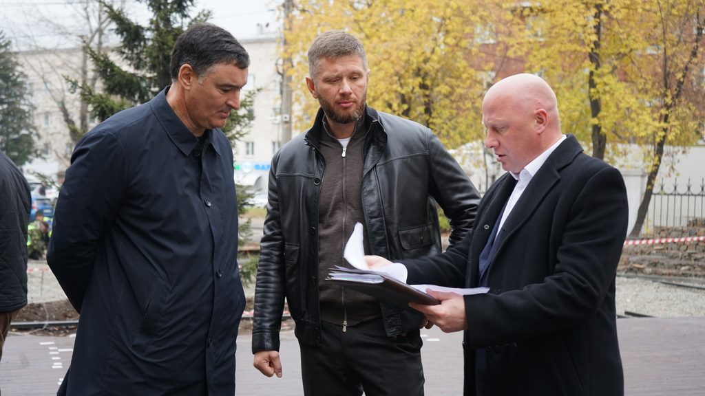 Благоустройство парка Парижской коммуны проверили мэр и спикер Думы Иркутска (фоторепортаж)