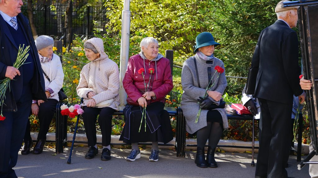 На округе Максима Булдакова открыли мемориальную доску Заслуженному учителю РФ Виталию Сафронову (фоторепортаж)