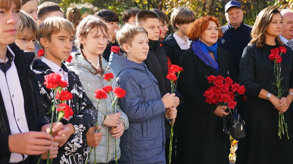 На округе Максима Булдакова открыли мемориальную доску Заслуженному учителю РФ Виталию Сафронову (фоторепортаж)
