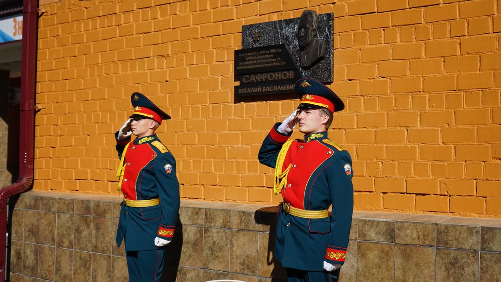 На округе Максима Булдакова открыли мемориальную доску Заслуженному учителю РФ Виталию Сафронову (фоторепортаж)