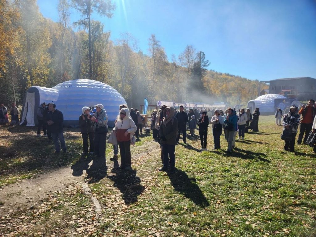 В Листвянке проходит фестиваль омуля
