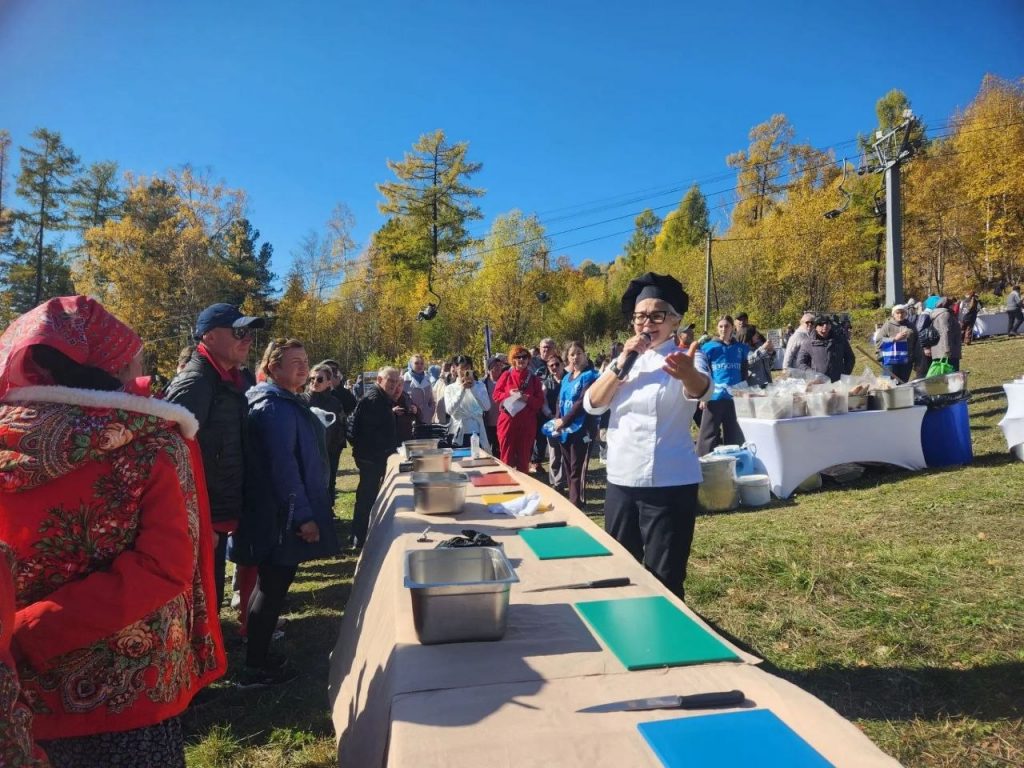 В Листвянке проходит фестиваль омуля