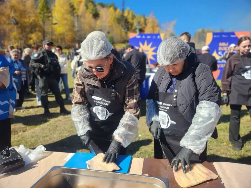 В Листвянке проходит фестиваль омуля